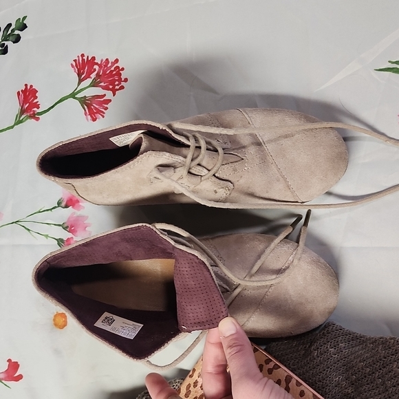TOMS suede ankle boot with laces - Picture 3 of 8